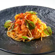もっちりとしたコシのある自家製生パスタ。季節折々の食材に合わせて、使用するパスタを決めるそう。イタリア製のマシーンでつくったものや手打ちなど多様な種類から選び料理されるのでソースとの絡みが絶妙です。