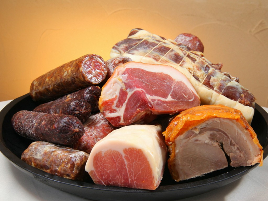 時間を惜しまず丹精こめた自家製の加工肉