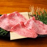 お肉は滋賀県ブランドの「近江牛」を中心とした国産の黒毛和牛を用意。特にサシと赤身のバランスの良い雌の経産牛のみにこだわっています。お肉以外の食材も野菜・米・卵と、新鮮かつ良質なものを取り揃えています。