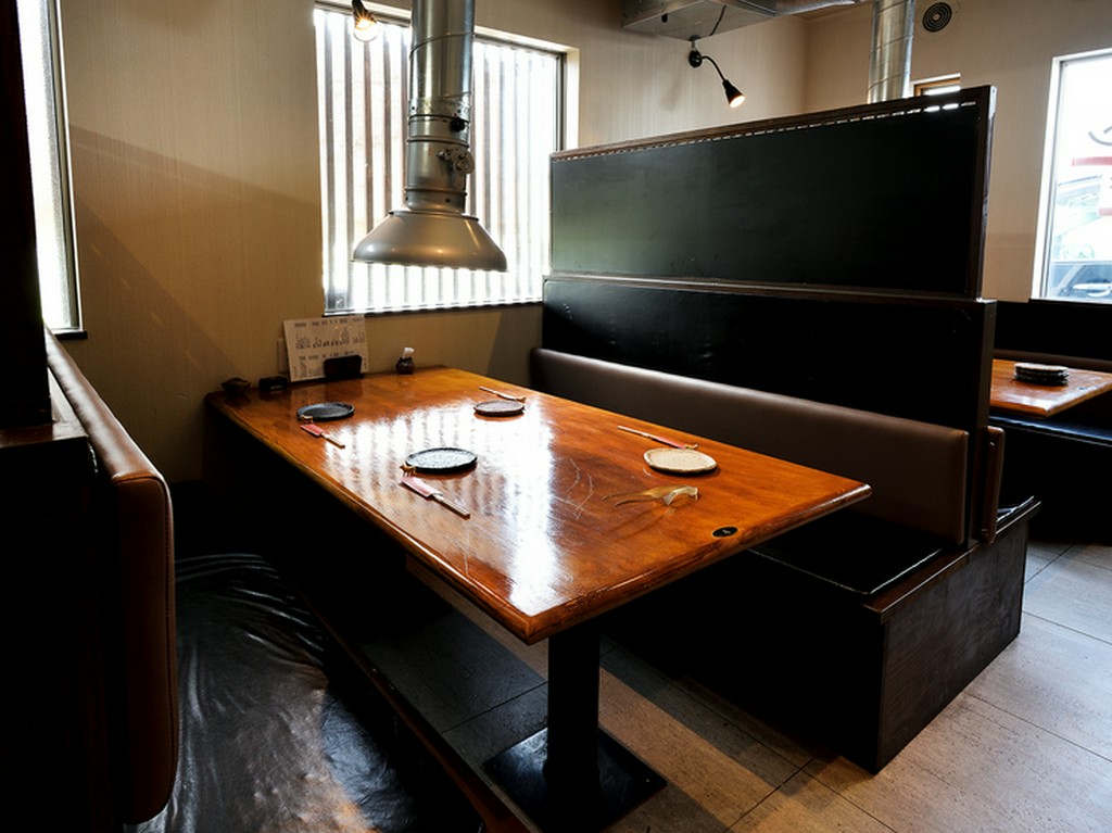 シンプルで落ち着いた雰囲気の店内