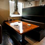 シンプルかつ落ち着いた色調の店内。窓からすぐ先は琵琶湖という点も嬉しいポイント。景色をたっぷりと楽しんだあとに、いただくお肉もまた乙なものです。