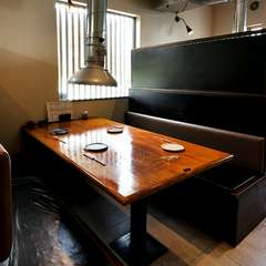 シンプルで落ち着いた雰囲気の店内