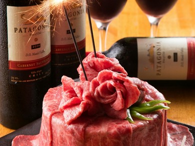 記念日ディナーにも人気。特別な『肉ケーキ』も相談可