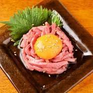 当日仕入れの新鮮な和牛を使った、多彩なメニューが自慢の【和牛lab. つじ本】。なかでも『低温調理ユッケ』は、お肉の新鮮さを活かしたイチオシメニュー。鮮度へのこだわりを実感させてくれます。