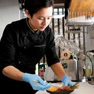 心落ち着く空間で良質なお肉を食せば、心もお腹も満たされること間違いなし。お肉を引き立てる野菜や、ワインをはじめとしたドリンクも選りすぐりの逸品を用意。大切な方のおもてなしにもピッタリなお店です。