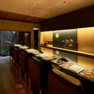 祇園・花見小路の町家を改築し、趣の異なる完全個室を5部屋設え。1階に掘りごたつ個室2部屋（各々2～3名）とカウンター個室1部屋（5名まで）があり、2階にテーブル個室2部屋（2～4名、2～10名）を用意。