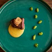 ブルゴーニュ、ボルドー、シャンパーニュを中心とするフランス産をメインに、和×洋の料理に合う味わいをラインナップ。コースの一皿ごとにワインや日本酒を合わせる『アルコール フルペアリング』が好評です。