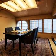 昭和後期の【西洋膳所おくむら】を前身とし、平成前期に【祇園　おくむら】として創業。その歴史はフレンチ懐石の伝統と進化を物語ります。京都府内外のゲストはもとより、海外の人にも喜ばれるでしょう。