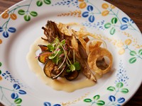 魚料理の一例。写真は夏季の皿で、レモンクリームのソースで爽やかな酸味をプラス。

