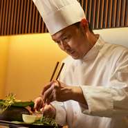 幅広いゲストが心から憩える空間とサービスを大切にし、高級店ながら親しみやすく温かな雰囲気。1週間ごとに季節の花を変え、四季折々の絵画を飾るなど、料亭のような生け花と設えも目を楽しませてくれます。