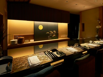 常に独創性を追求し、フレンチ懐石の最高峰を供し続ける店