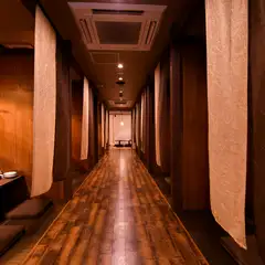 掘りごたつ式や座敷タイプなど、落ち着いた個室を数多く用意