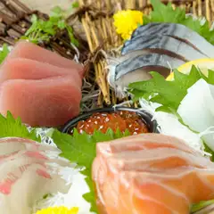 旦過市場から毎朝仕入れる魚介を盛り込んだ『刺身五種盛り』