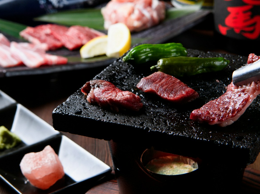 国産牛の霜降り、三元豚、華味鳥など厳選した肉を『溶岩焼き』で