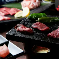 国産牛の霜降り、三元豚、華味鳥など厳選した肉を『溶岩焼き』で