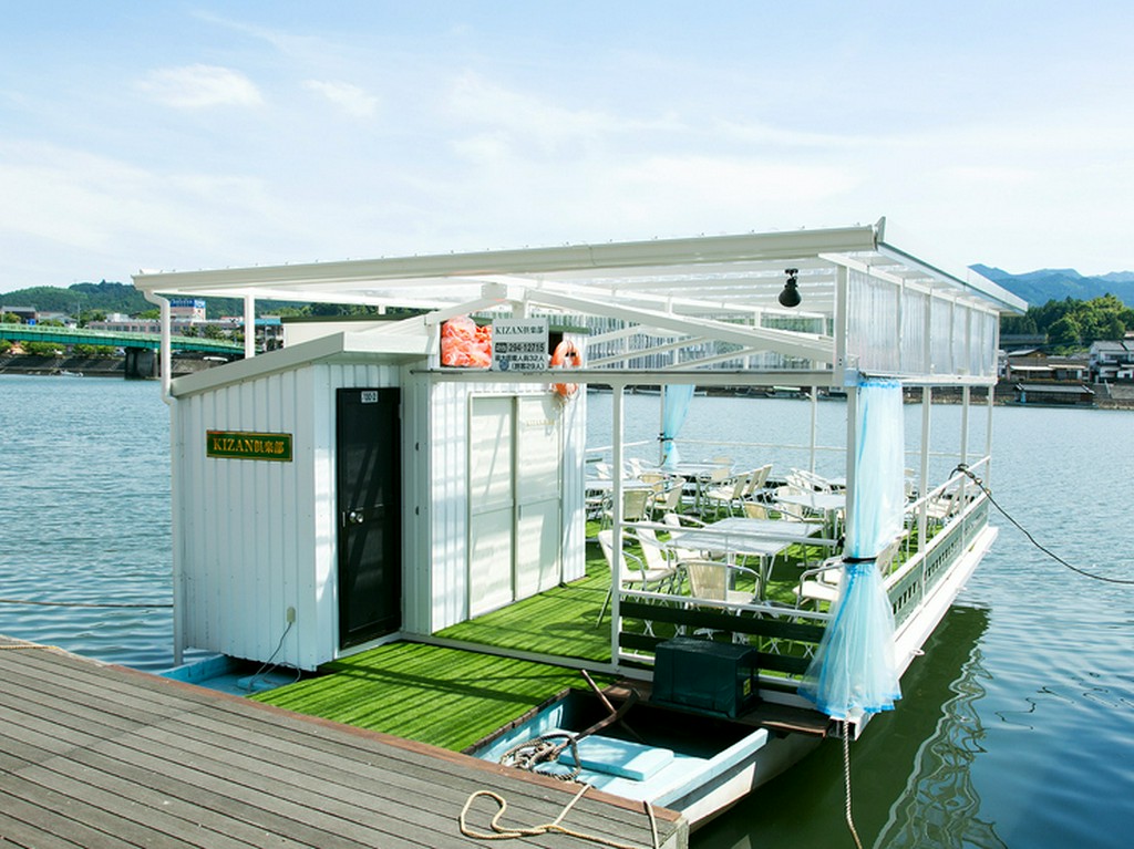 レストランの外には、屋形船の雰囲気あふれる船着き場