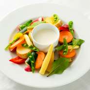 パプリカ、アスパラ、ズッキーニ、ヤングコーンなどの新鮮な野菜をバーニャフレーバーソースでいただく、ヘルシーメニュー。バーニャカウダーの冷たいものだそうです。使われる野菜は、季節ごとに変わります。