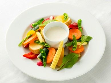 季節の新鮮な野菜をフレーバーソースで食べる『新鮮野菜のバーニャフレーバー』