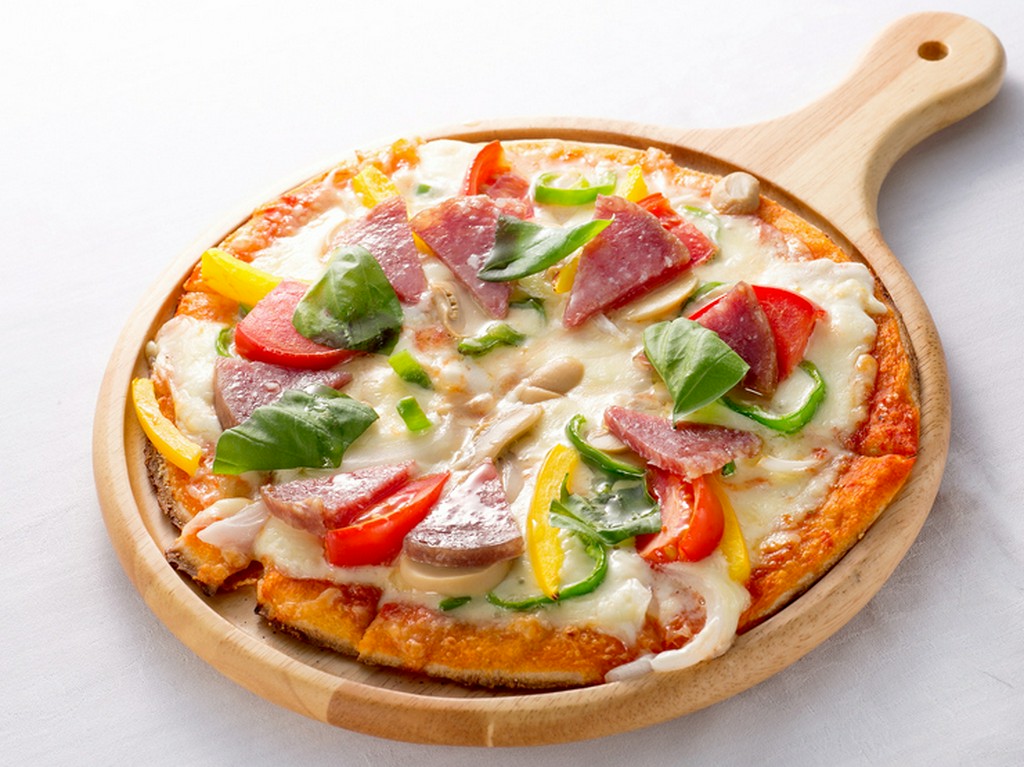 ミラノ風のパリッとした食感、トマトソース風味の『具材たっぷりのミックスピザ』