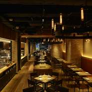 アメリカミッドタウンのような、天井の高さと全体空間の広さを重視した空間。洗練されていながらも肩肘張らない気軽さがあり、バランスが良いとっておきの隠れ家です。