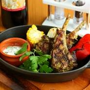 野菜は三浦半島の旬野菜を直送し、魚介と肉は各地からクオリティ基準をハイレベルに厳選した食材を使用。枠に捕らわれず、あえてジャンルを設定しないオリジナルテイストの料理に仕立ててくれます。