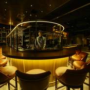 躍動感のあるオープンキッチンを擁するダイニングエリアは、店名の由来でもある杉をはじめ天然材質をあしらった温もり溢れる開放的な空間。肩肘張らない普段のデートから特別な日のデートまで、幅広く利用できます。