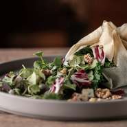 チキンスモーク ゆで卵 トマト アボカドのミックスサラダ 1,320円
サーモンのカルパッチョ ローストパプリカと5種スパイスの自家製ハリッサ
