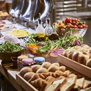 東アメリカ各地域で愛されている定番料理の前菜や種類豊富なサラダ、パン、デザートのブッフェと、選べるメインディッシュではパスタ、魚料理、肉料理からお選びいただけます。
