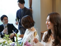 ご両家の親睦を深めていただくお顔合わせ。当店自慢のお肉料理と厳選ワインを楽しむプランをご用意。