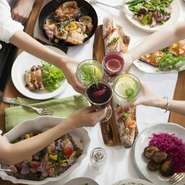 ※男性のご利用は+1,000円頂戴致します。
※仕入れ状況によりメニュー内容が変更となる場合がございます。予めご了承ください。
※料理は前菜とデザート以外は大皿でのご提供となります。
※写真はイメージです。