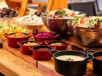 乾杯スパークリングワイン付き、30種類以上のドリンク2.5時間飲み放題。女性同士のシーンにぴったりです。
