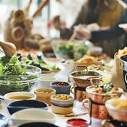 ※メイン料理は当日お選びくださいませ。
※お選びいただきますメイン料理の内容で金額変動がございます。
※小学生以下:1,200円(0～2歳:無料)
※メニューは仕入状況等により変更となる場合がございます。予めご了承ください。