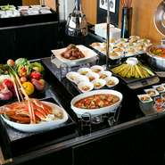 30品以上もの料理が勢揃い、選ぶのが楽しくなる『ディナーバイキング　（大人）』