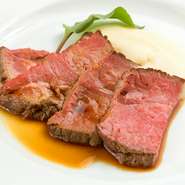 じっくりと焼き上げたお肉を、目の前でカットしてくれる『ローストビーフ』