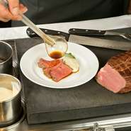 シェフたちが目の前で仕上げるライブキッチン