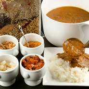 スパイスをブレンドした、少し大人の辛さが人気『牛スジカレー』