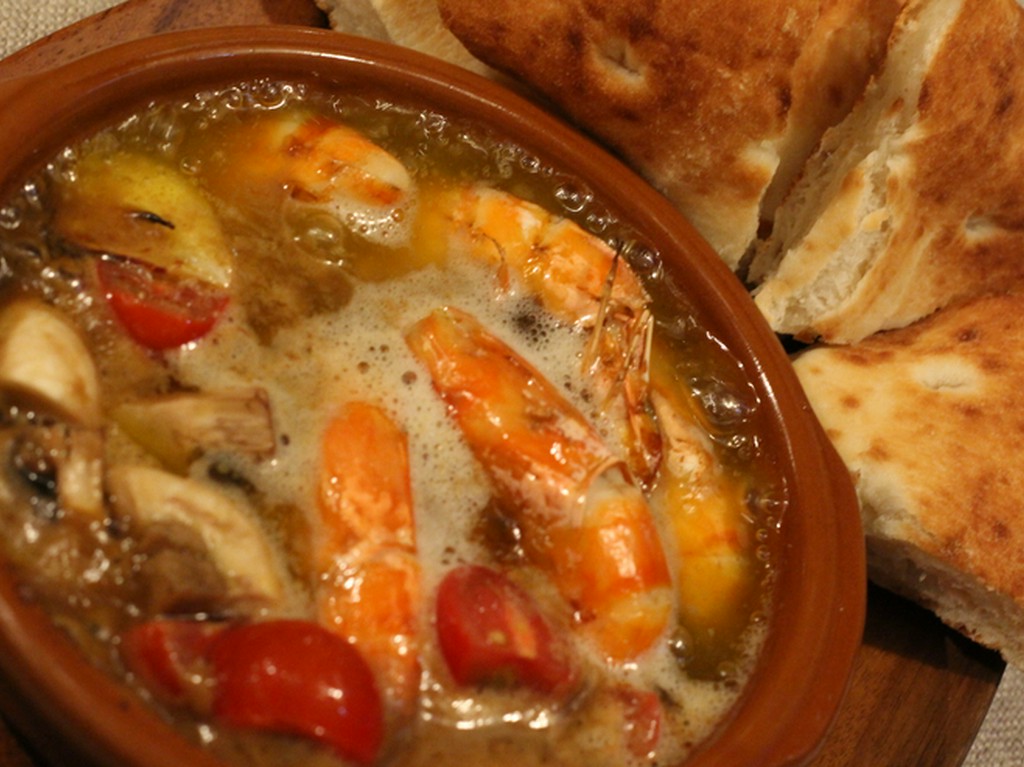 プリプリのエビをオリーブオイルで煮込んだ逸品『ソフトシェルシュリンプのアヒージョ』