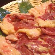 神戸で20年以上前から地鶏の炭火焼を提供する「地鳥料理万徳」が使用する宮崎地鶏は、甘味を感じるほどの脂の良さと歯応えが特徴で、鶏とは思えないほどの旨味が口の中に広がります。
また、調理方法や料理によって、噛み堪えがあり脂ののった「宮崎地鶏」と、柔らかくあっさりとした「丹波地鶏」を使い分けています。
火加減がとても重要で、炭火焼は熟練の技で焼き上げます。