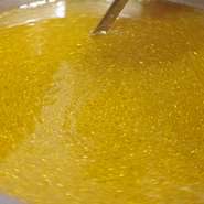 黄金色のスープは、宮崎地鶏の鶏ガラから、極秘の製法で作られます。
臭みがなく、濃厚で旨味たっぷり。
ほとんどの料理に出汁として使われています。