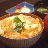 〆のごはんは、五目飯、スープ飯、親子丼、どれもおすすめ！
親子丼は鶏スープと地鶏卵を使用、土鍋飯のお米は「つや姫」を使用。
美味しさゆえに、ペロリと頂けます。