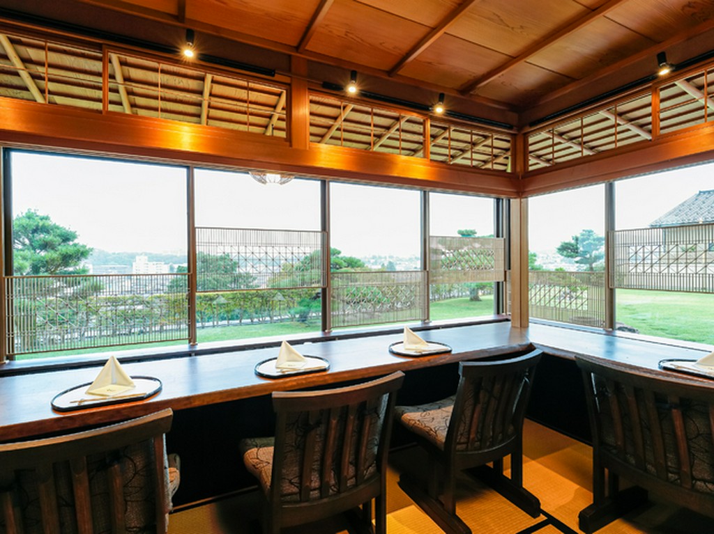 ライトアップされた幻想的な雰囲気の中、くつろぎの時間を満喫