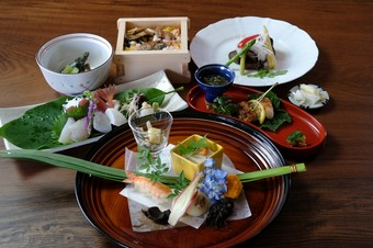 豊かな加賀野菜や魚介をふんだんに使った『懐石』