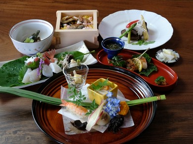 豊かな加賀野菜や魚介をふんだんに使った『懐石』