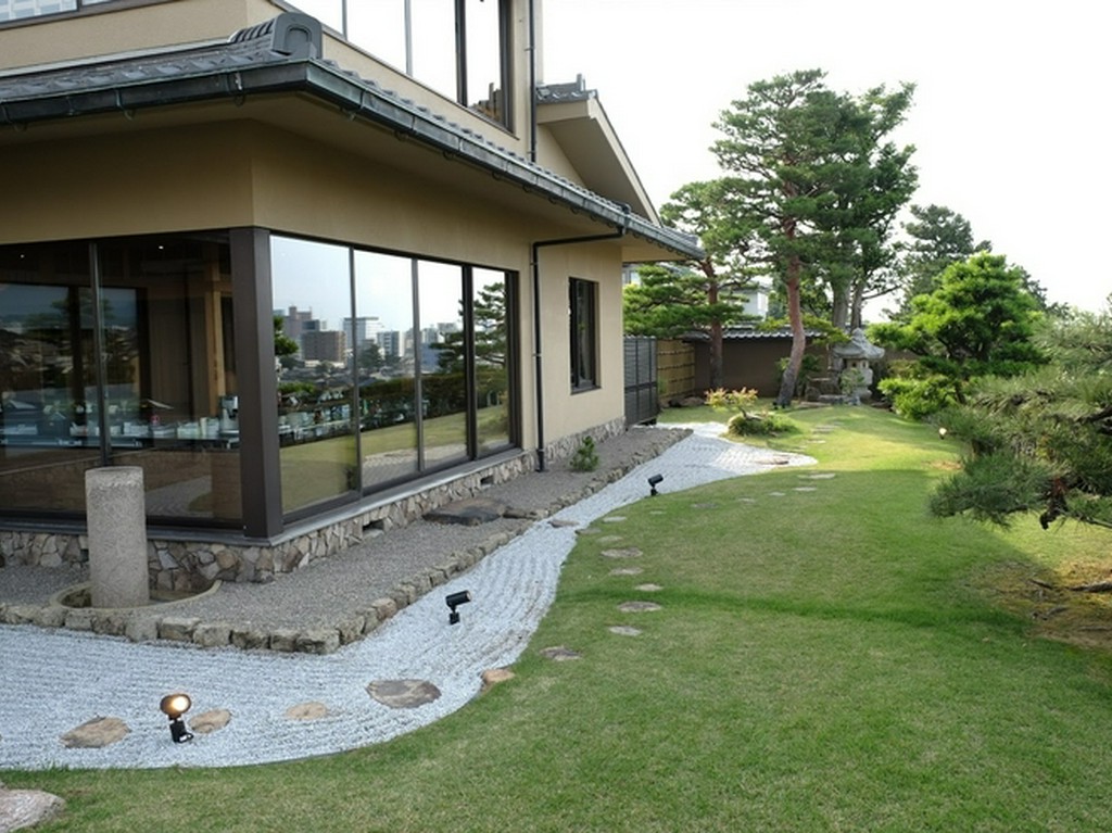 見事な庭と繋がる金沢の景色を一望できます