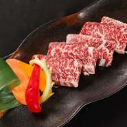 カクマクは脂の少なめなやわらかい赤身肉。