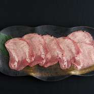 焼肉の定番。サッと炙ってレモン汁でサッパリ。