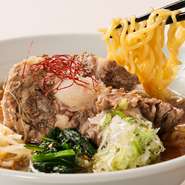 時間をかけて煮込んだスープは、テールの旨みが凝縮した深い旨み。スープが麺によく絡み、焼肉の〆にオススメしたい逸品です。