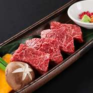 飛騨牛の販売指定店”養老ミート”直送の「イチボ」は、やわらかく豊かな旨みを持つ希少部位。厚切りのイチボはシンプルに特製ガーリックペッパーで、口いっぱいに広がる肉本来の美味しさを愉しんで。