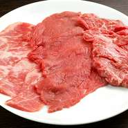 お子様も楽しめるカルビ・ロース・ハラミの赤肉を中心とした盛り合わせ。脂身が少ないので、しっかり食べごたえのある一品。駅ビル店では人気のオリジナルメニューのひとつです。