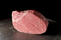牛を知り尽くした達人の芽が光る至極の肉が「最とび牛です。その脂と肉のバランスはまさに牛肉の黄金比です。他ではなかなか味わうことができない飛騨牛の本当の美味しさを味わえます。唯一無二の美味しさです